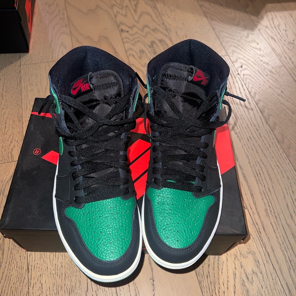 BRAND NEW AIR JORDAN 1 RETRO HIGH OG GREEN/ BLACK SIZE 8.5